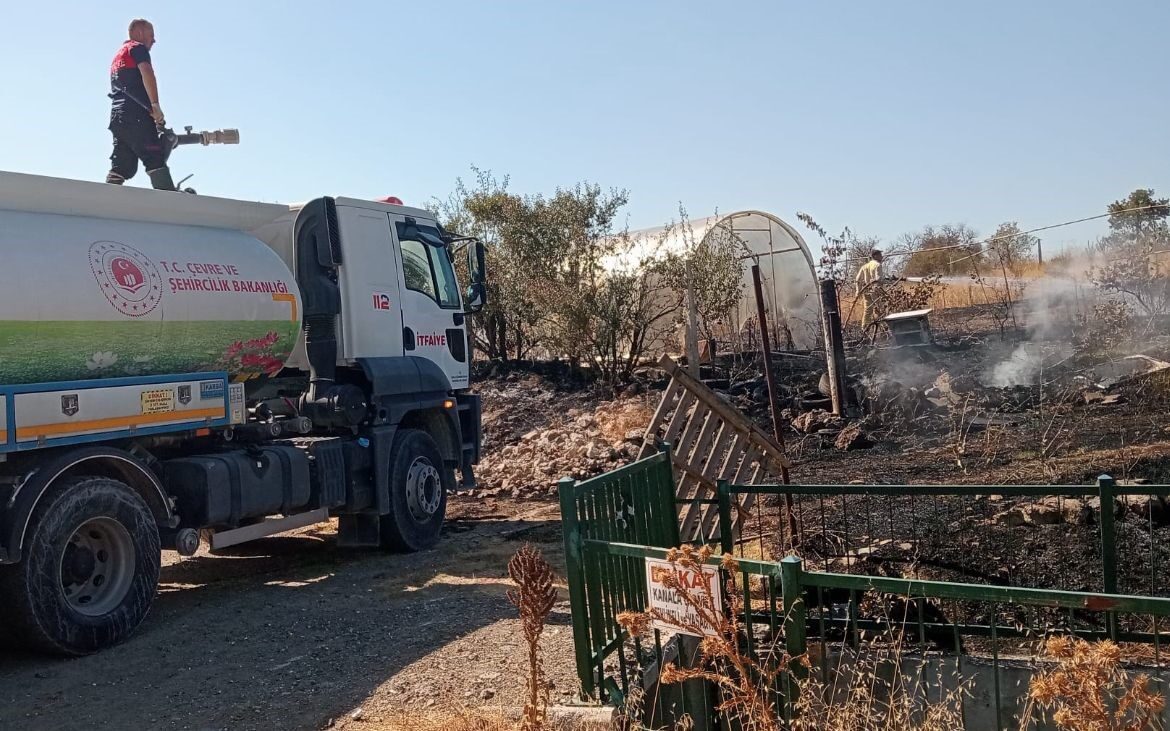Kütahya’da boş bir tarlada çıkan ve rüzgarın etkisiyle seraya sıçrayan