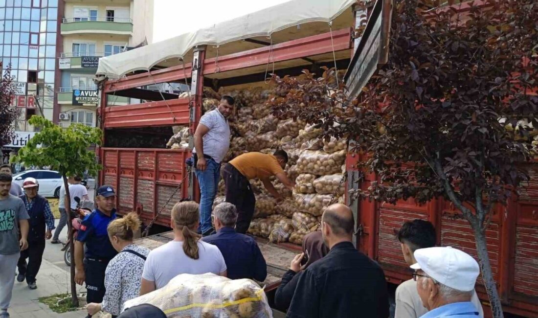 Afyonkarahisar’da bir üretici, tarlasında yetiştirdiği patatesleri çuvallarla vatandaşa dağıttı. Sandıklı