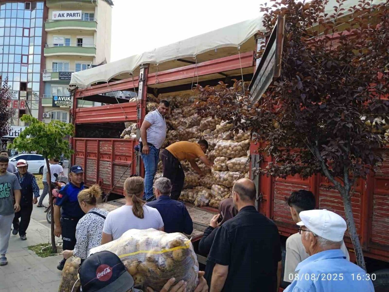 Afyonkarahisar’da bir üretici, tarlasında yetiştirdiği patatesleri çuvallarla vatandaşa dağıttı. Sandıklı