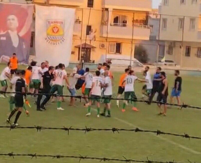 Mersin’in Tarsus Belediyesi tarafından organize edilen futbol turnuvasında saha bir