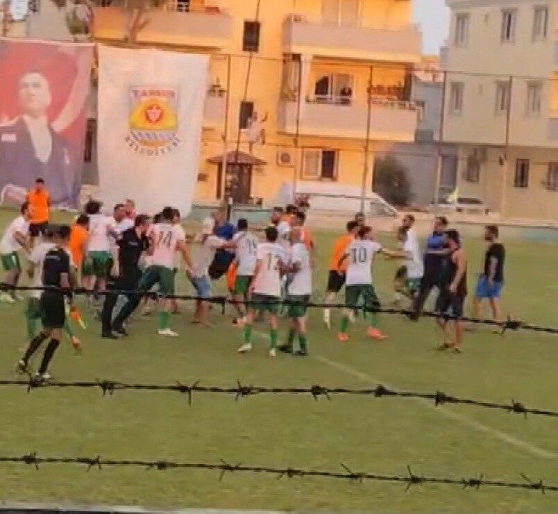 Mersin’in Tarsus Belediyesi tarafından organize edilen futbol turnuvasında saha bir