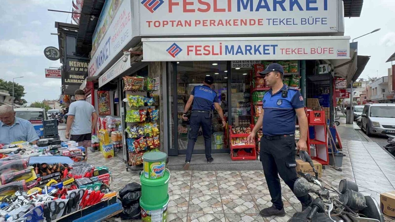 Tarsus Belediyesi Zabıta Müdürlüğü ekipleri, kent genelinde kaldırımları işgal eden