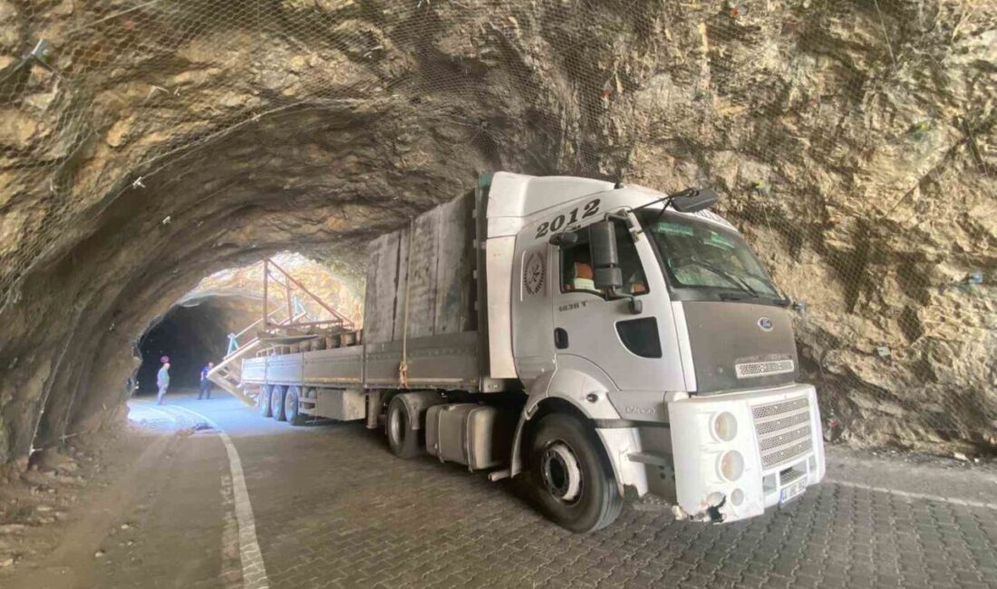 Erzincan’ın Kemaliye ilçesindeki tarihi Taş Yolu’nda tırın tünele sıkışması sonucu