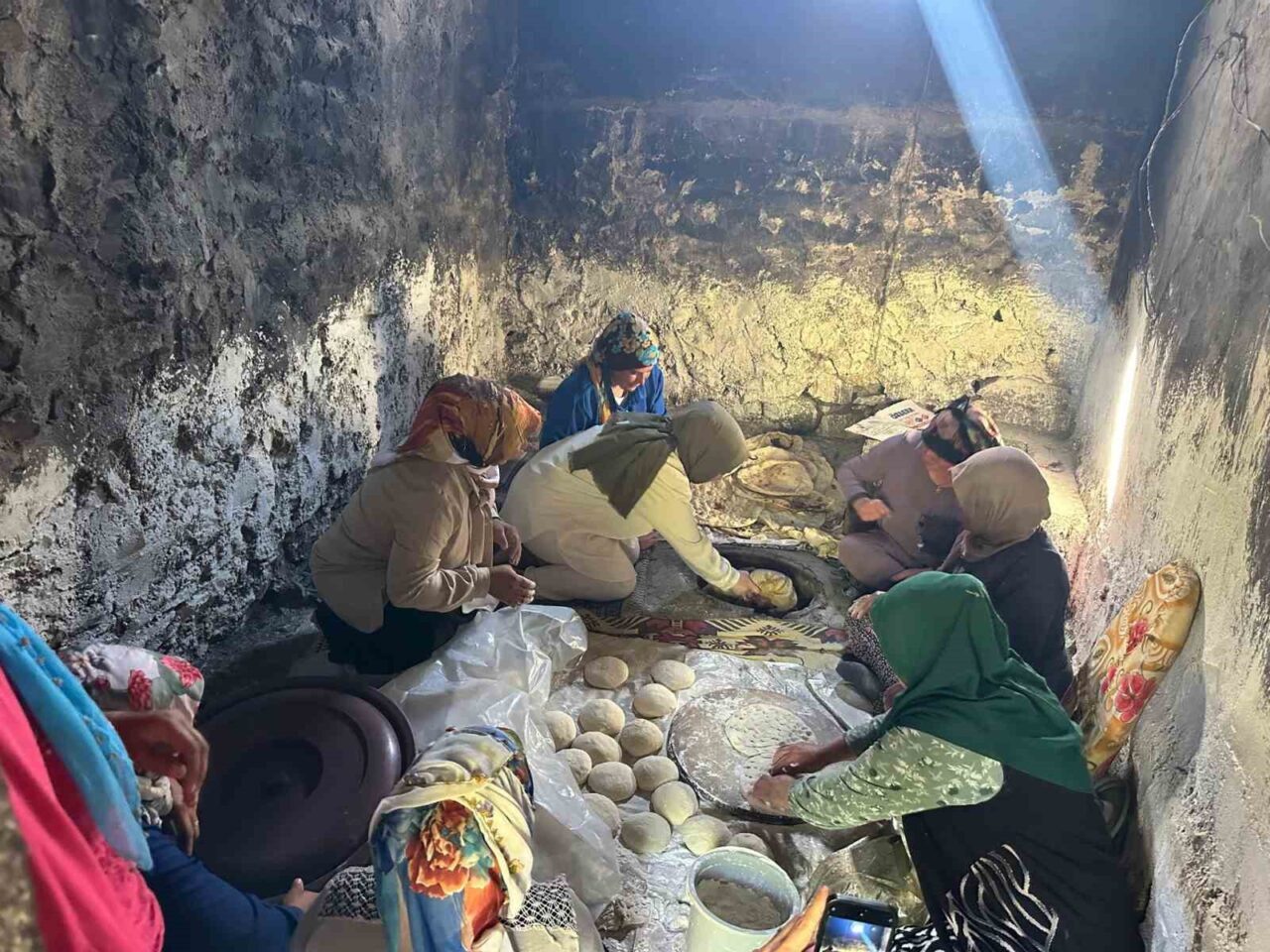 Taşlıçay Kaymakamı Kübra Baka Kılıç, Yukarı Taşlıçay köyünde kadınlarla hamur