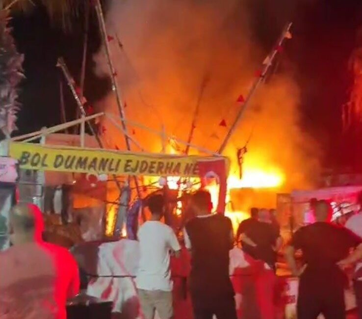 Mersin’in Silifke ilçesinde tatil bölgesinde bulunan lunaparkta çıkan yangın itfaiye