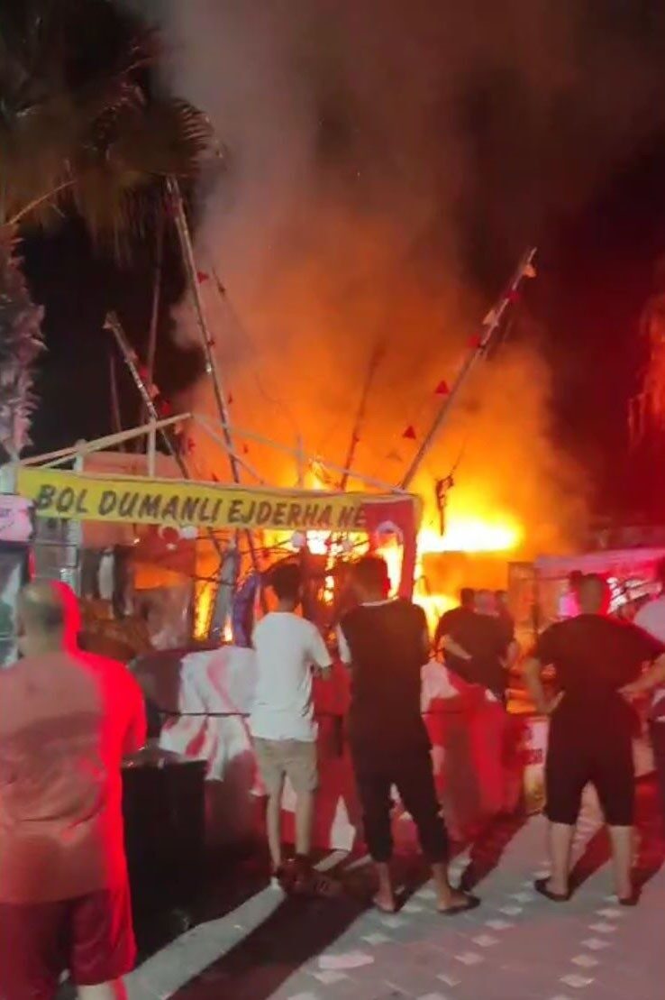 Mersin’in Silifke ilçesinde tatil bölgesinde bulunan lunaparkta çıkan yangın itfaiye