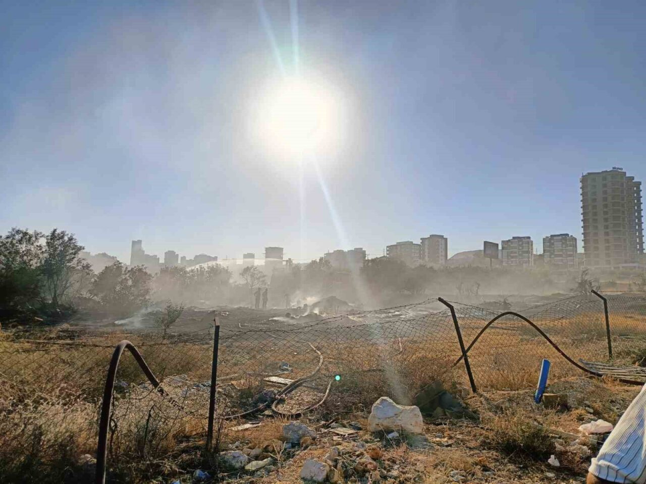 Mersin’nin tatil bölgelerinden Ayaş Mahallesi’nde örtü altı yangını çıktı. Ekiplerin