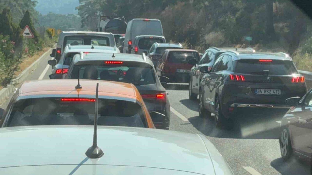 Muğla’nın Marmaris ve Datça ilçelerine gitmek isteyen tatilciler yoğunluk oluşturdu.