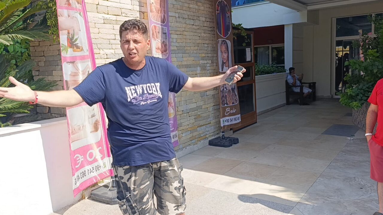 Antalya’da bir otelin çalışanları ücretlerini alamadıkları gerekçesi ile iş bırakırken,