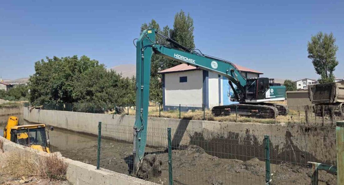Bitlis’in Tatvan ilçesi Saray Mahallesi’nde dere temizliği çalışması yapıldı. Devlet