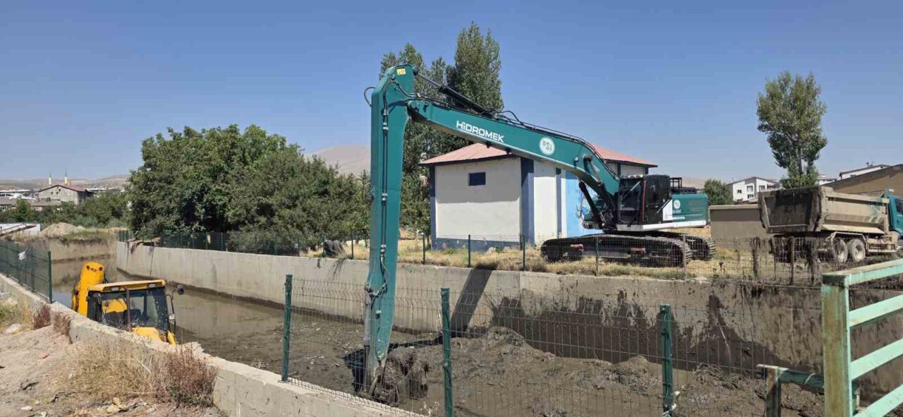Bitlis’in Tatvan ilçesi Saray Mahallesi’nde dere temizliği çalışması yapıldı. Devlet