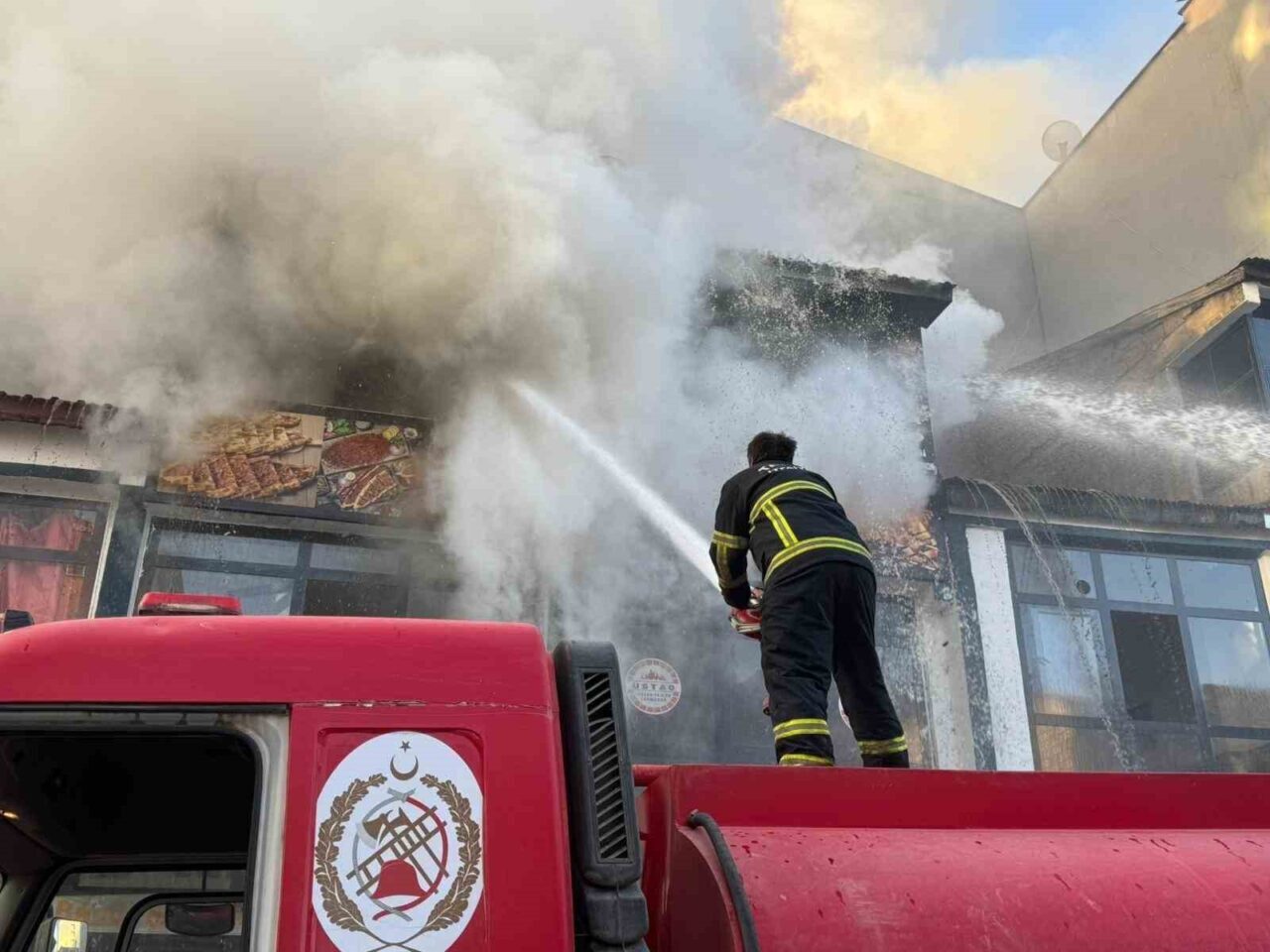 Bitlis’in Tatvan ilçesinde bir iş yerinde sabah saatlerinde çıkan yangın
