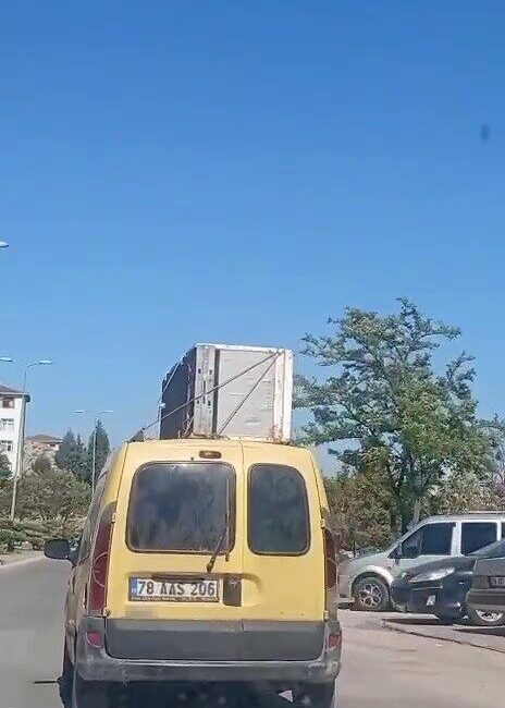 Karabük’te hafif ticari aracın tavanında buzdolabı taşıyan sürücüye 2 bin
