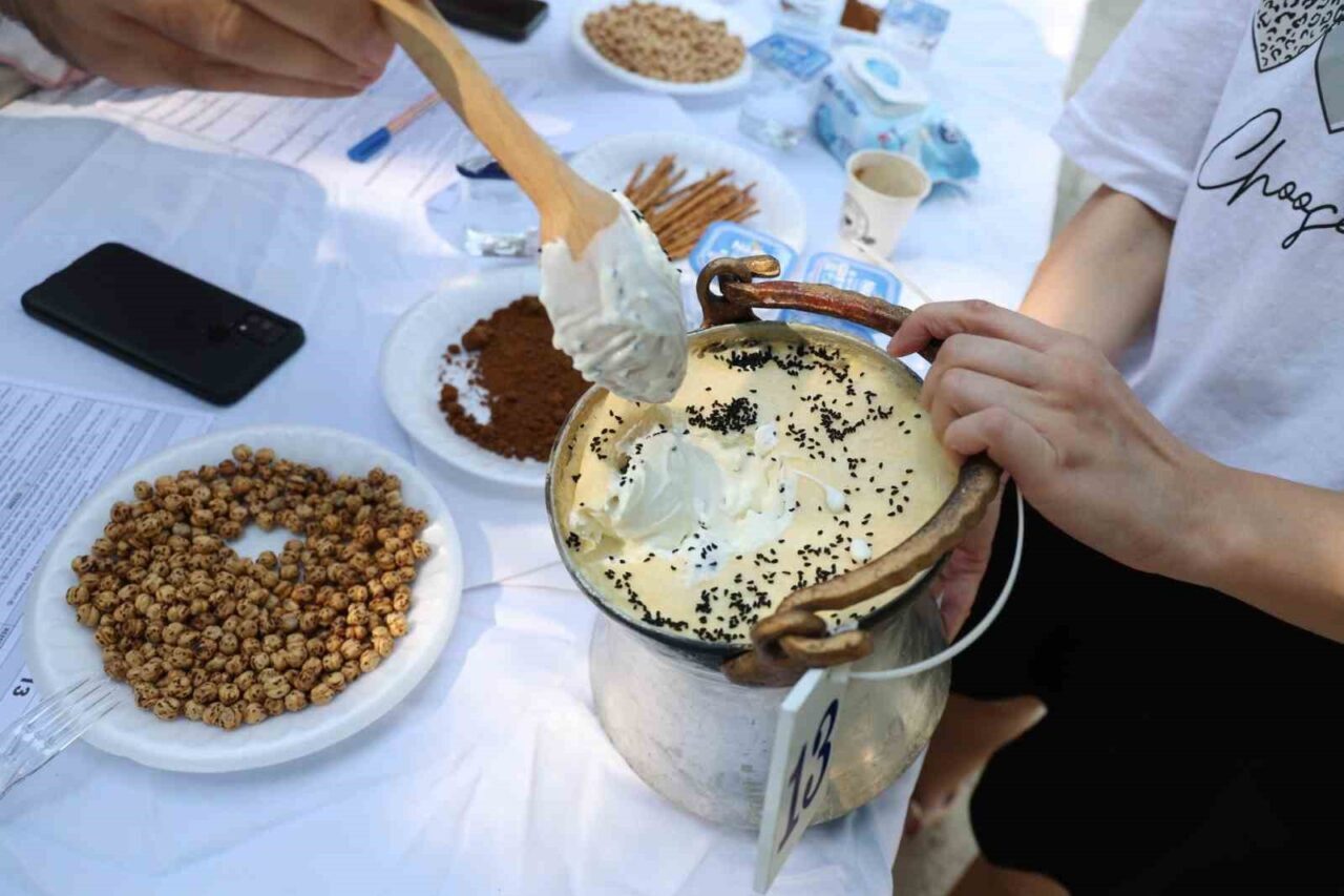 Geleneksel olarak düzenlenen Tavas Zeybek, Kültür ve Sanat Festivali kapsamında