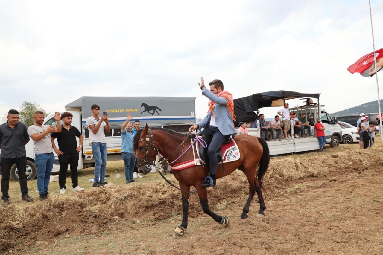Tavas Belediyesi tarafından düzenlenen Kızılca Rahvan At Yarışları, görsel bir