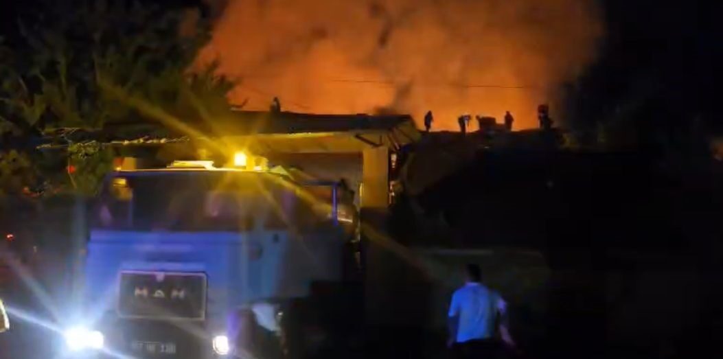 Kütahya’nın Tavşanlı ilçesine bağlı Başköy köyünde akşam saatlerinde çıkan yangın,