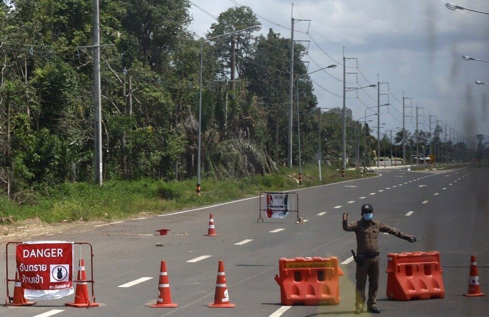 Tayland-Kamboçya arasındaki tartışmalı sınır bölgelerinde devriye gerçekleştiren 3 Taylandlı asker,