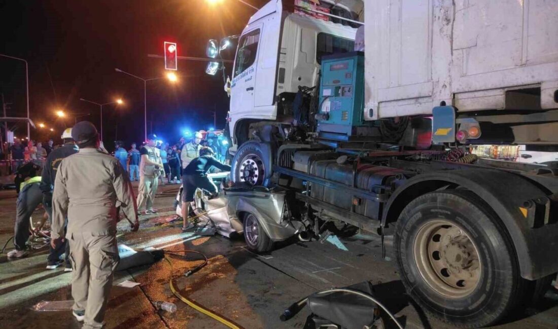 Tayland’da konteyner yüklü tırın kırmızı ışıkta bekleyen araçları biçmesi sonucu