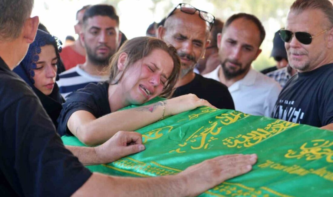 ANTALYA (İHA) – Antalya’da tutkunu olduğu motosikletin önünü kaldırdığı sırada