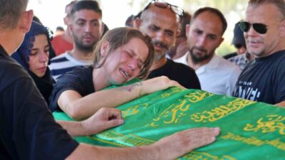 ANTALYA (İHA) – Antalya’da tutkunu olduğu motosikletin önünü kaldırdığı sırada