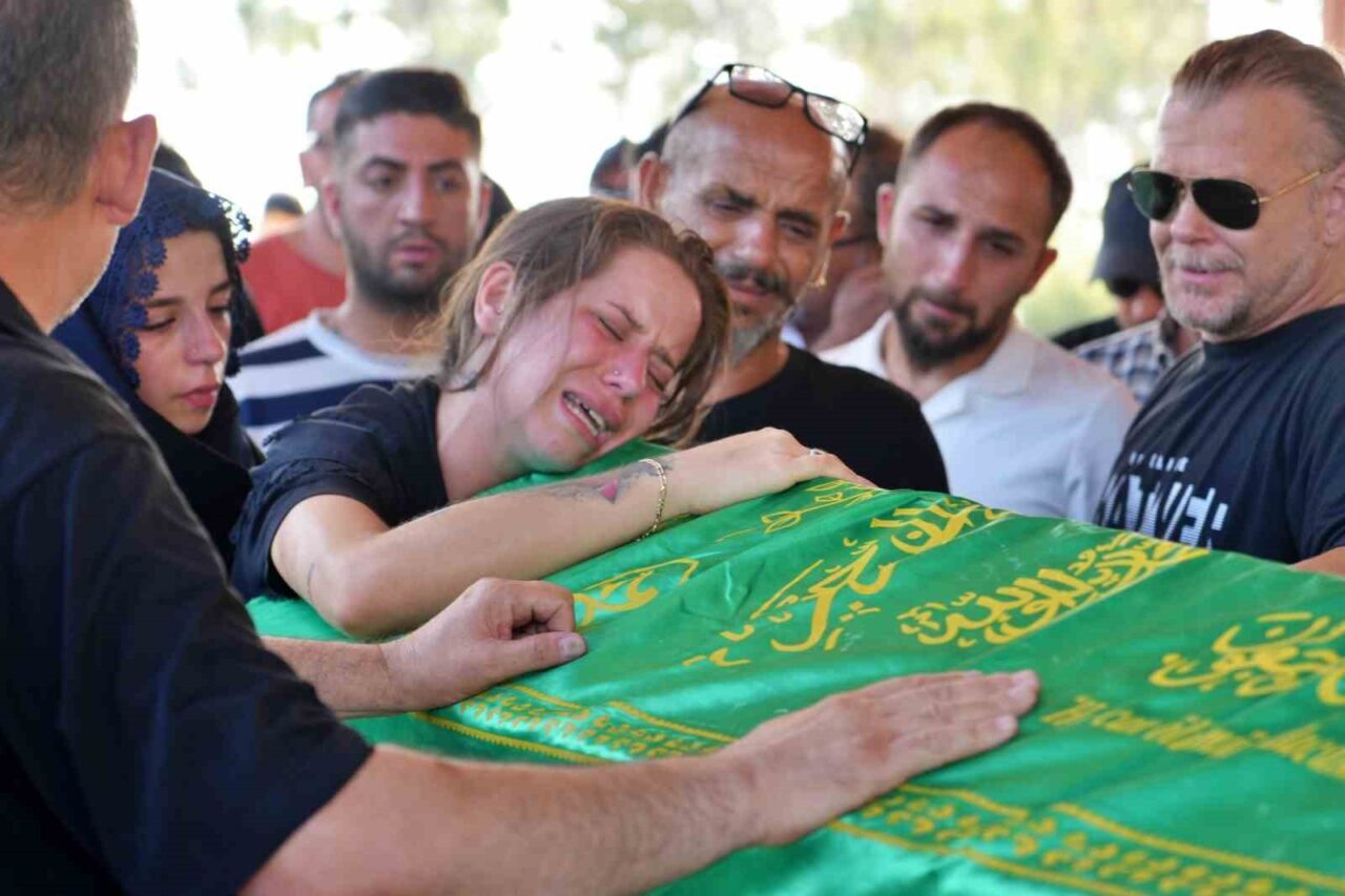 ANTALYA (İHA) – Antalya’da tutkunu olduğu motosikletin önünü kaldırdığı sırada