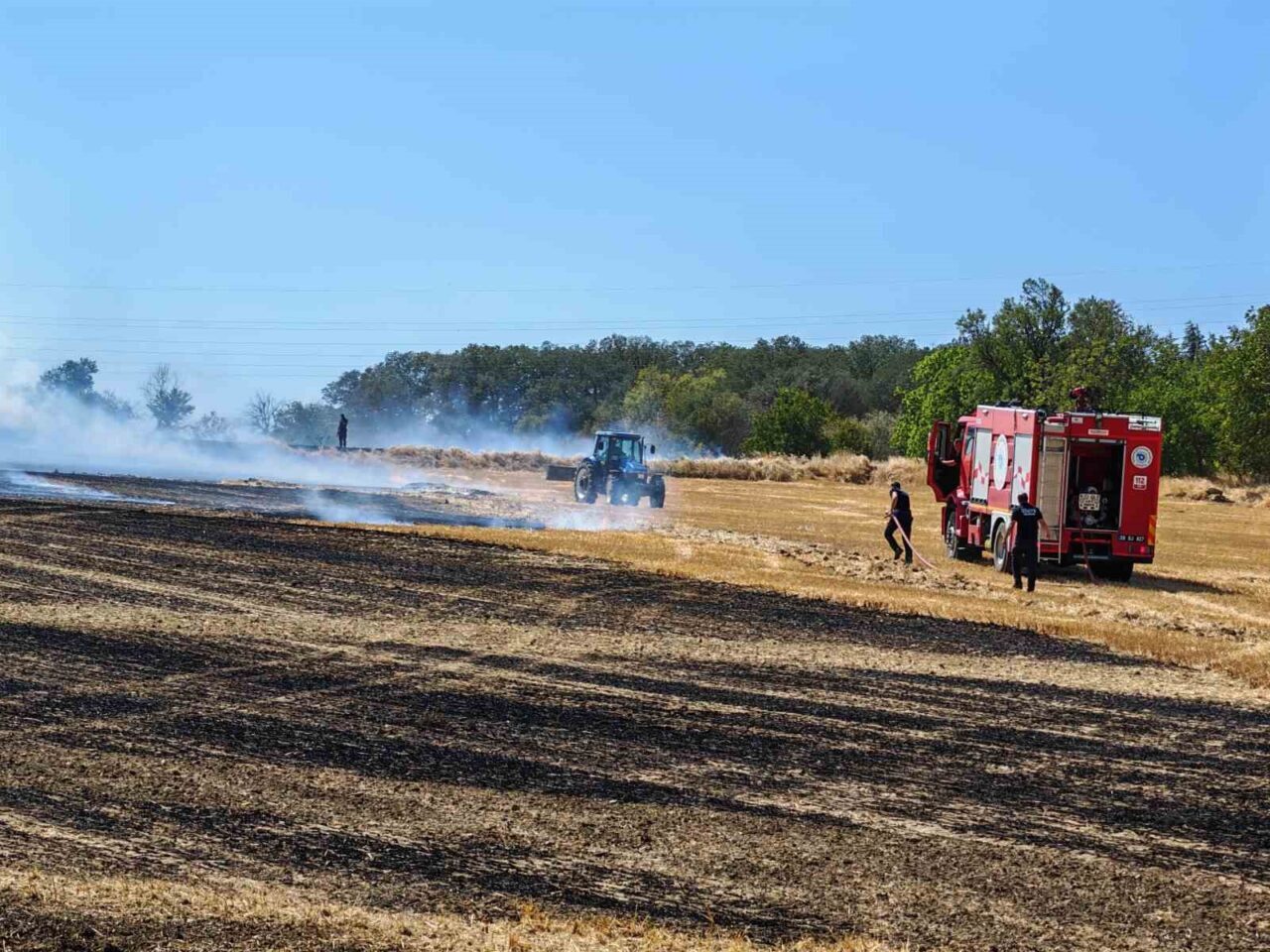 Tekirdağ’ın Malkara ilçesinde çıkan yangında 50 dönümlük biçilmiş buğday tarlası