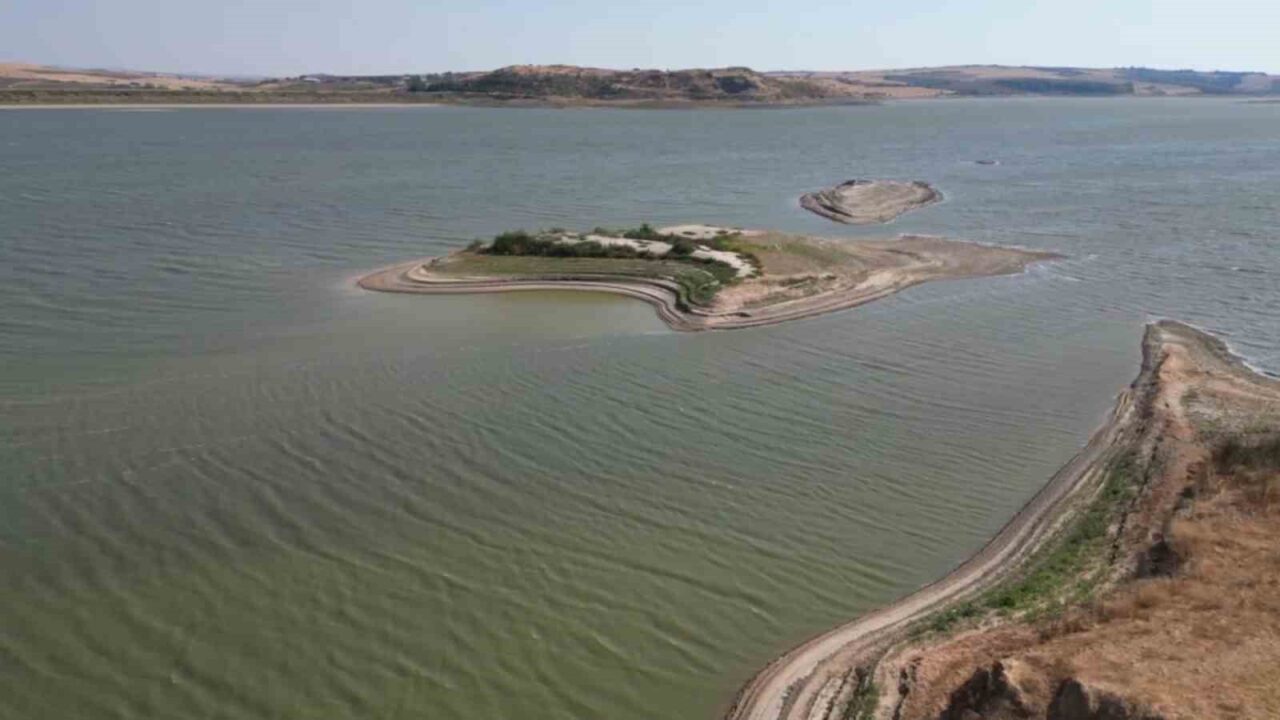 Tekirdağ’daki Karaiğdemir Barajı’nda kuraklık ve sıcaklıklar nedeniyle su seviyesi kritik