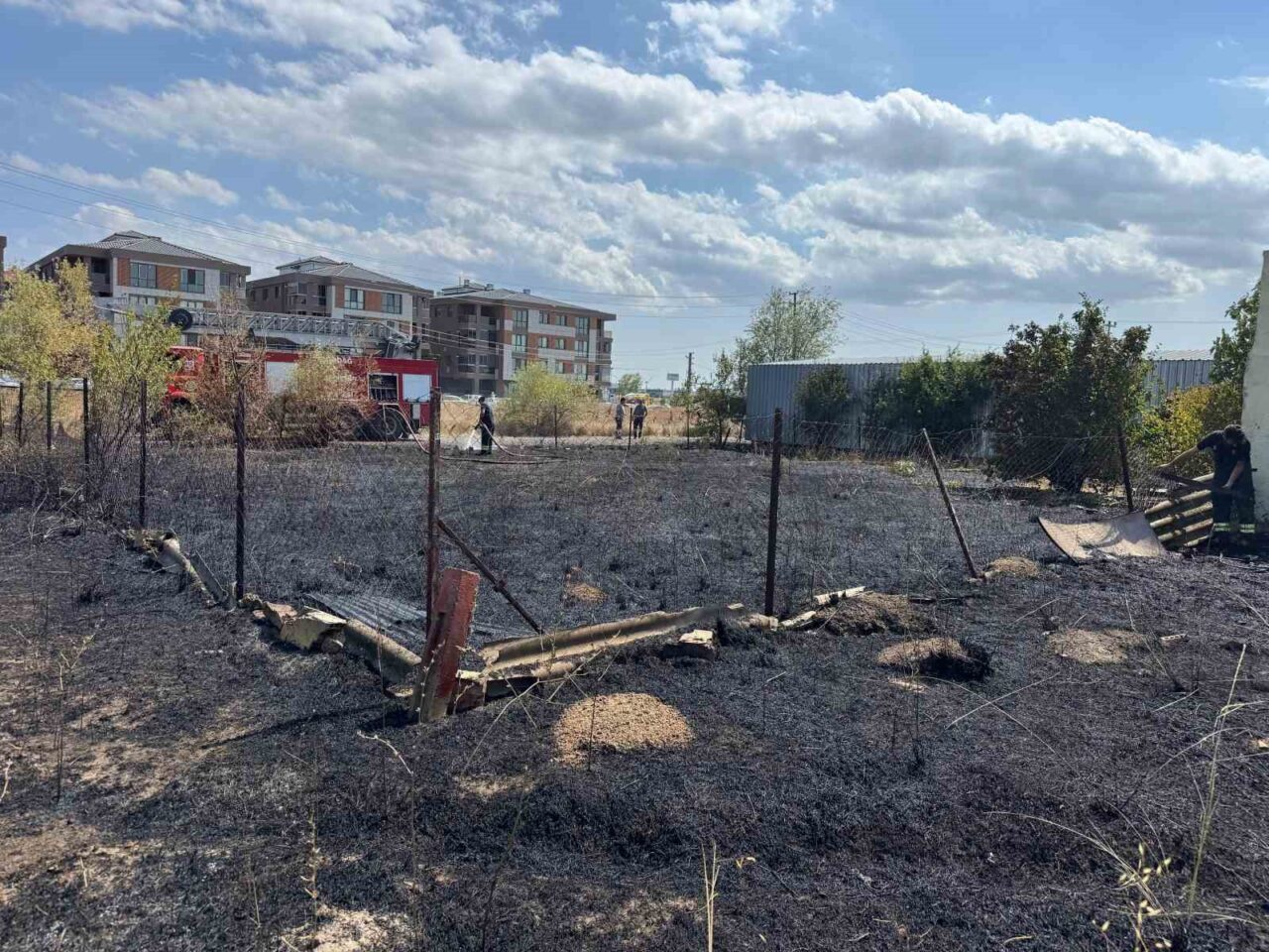 Tekirdağ’ın Kapaklı ilçesinde çocukların çıkardığı yangın, itfaiye ekiplerinin müdahalesiyle büyümeden