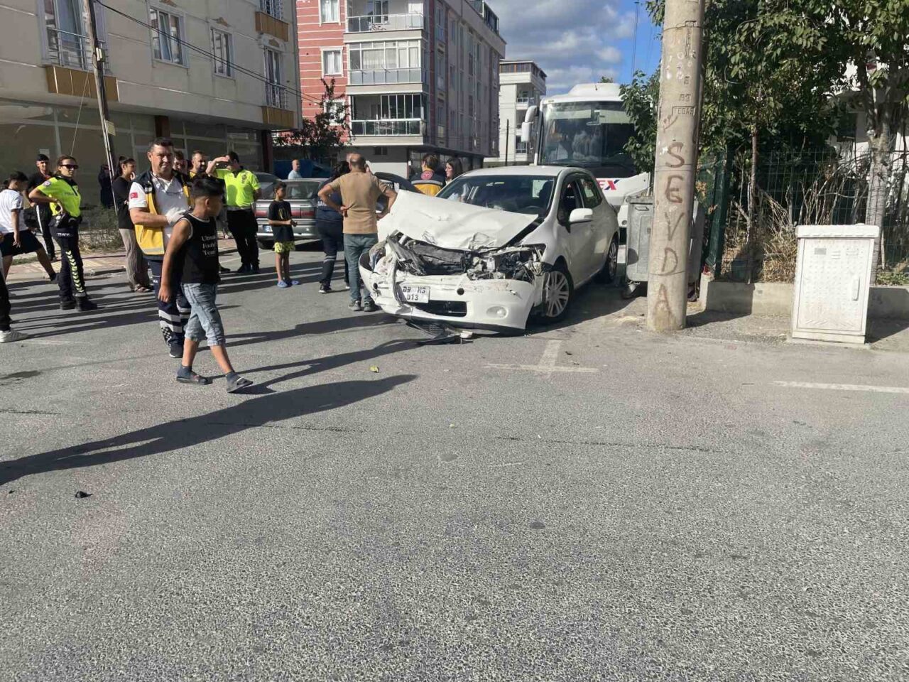 Tekirdağ’ın Kapaklı ilçesinde kamyonet ile otomobilin çarpışması sonucu meydana gelen