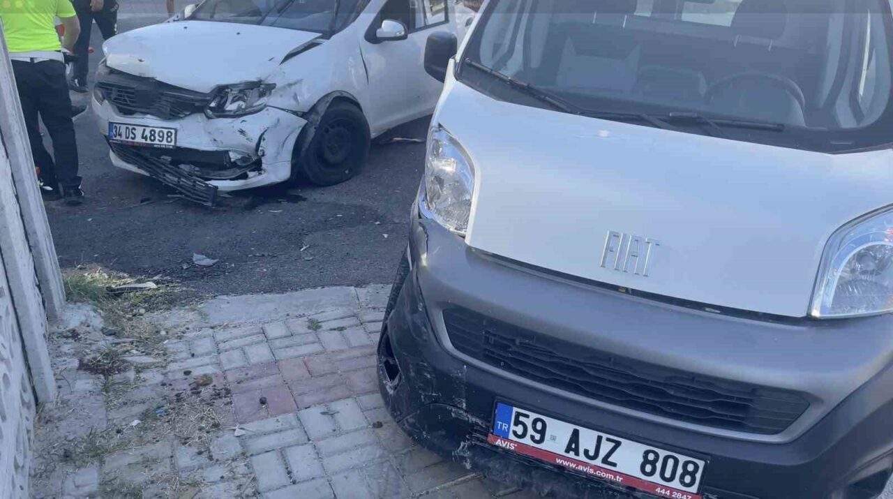 Tekirdağ’ın Kapaklı ilçesinde otomobil ile hafif ticari aracın kafa kafaya