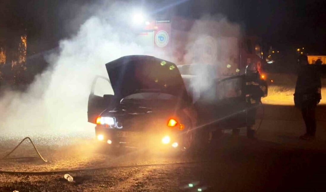 Tekirdağ’ın Muratlı ilçesinde park halindeki bir otomobilde çıkan yangın paniğe