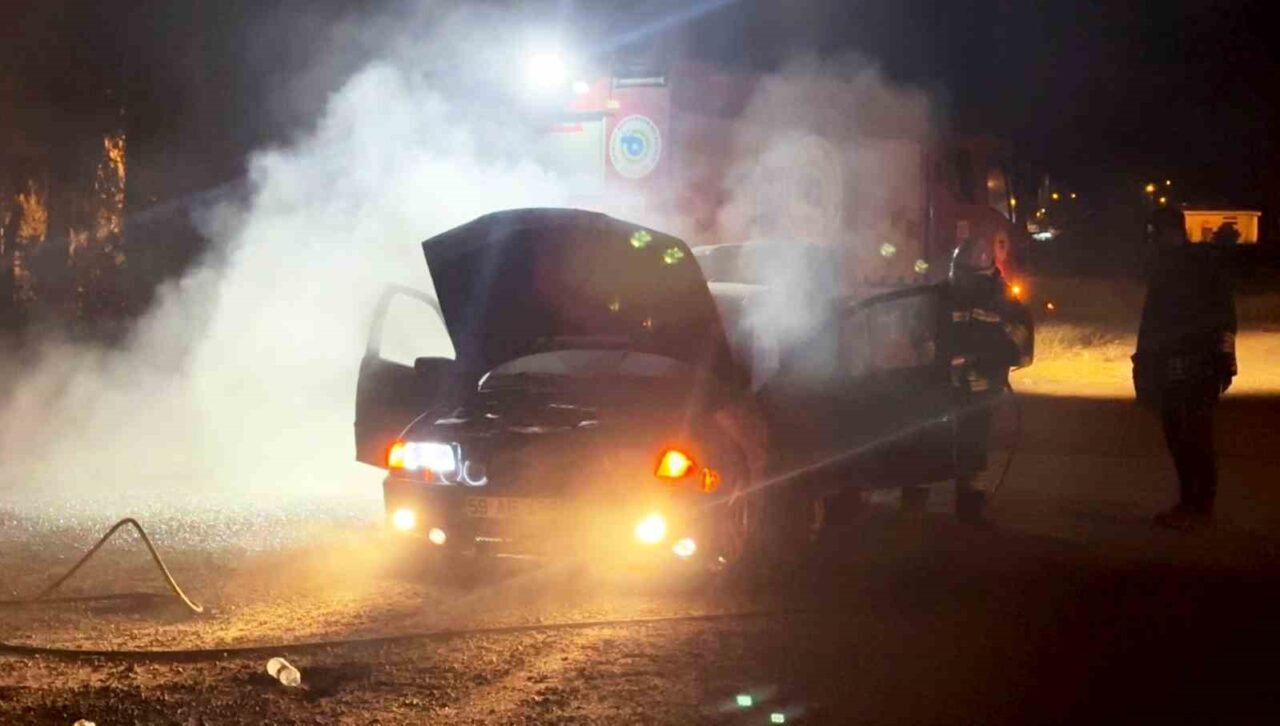 Tekirdağ’ın Muratlı ilçesinde park halindeki bir otomobilde çıkan yangın paniğe