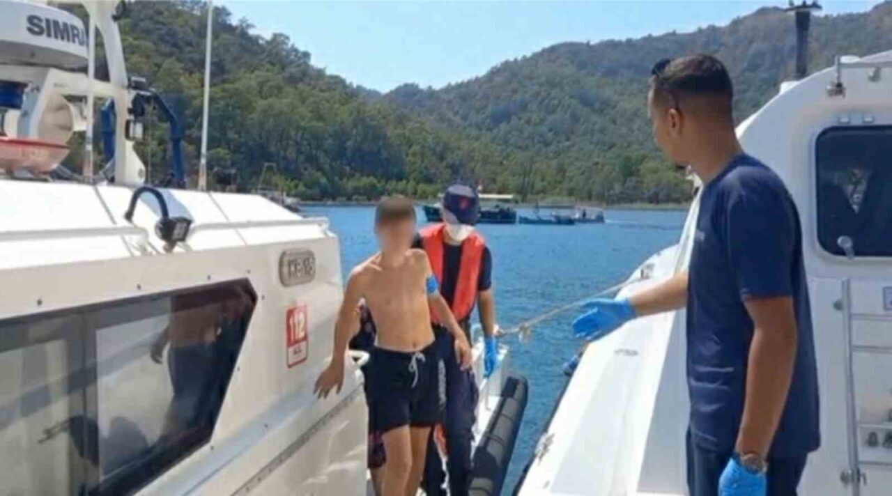 Muğla’nın Fethiye ilçesi açıklarında seyreden gezi teknesinde yaralanan genç için