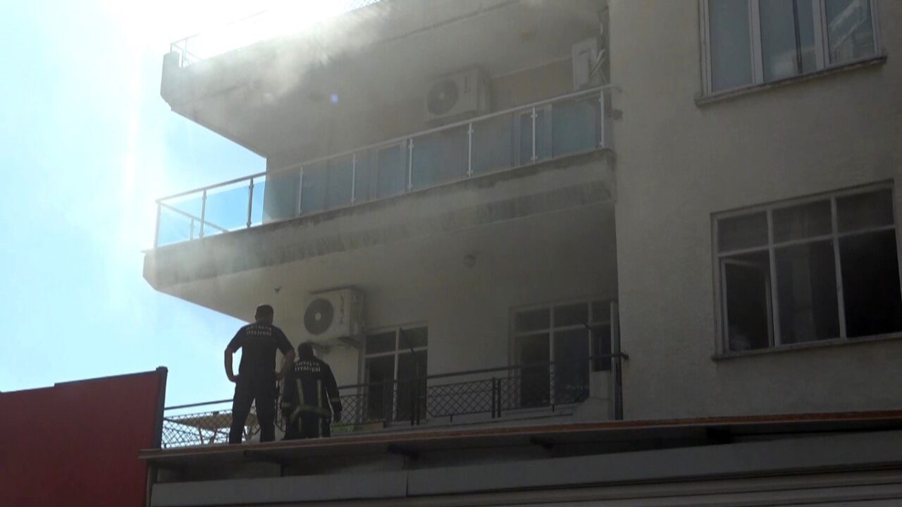 Antalya’nın Kepez ilçesinde bir tekstil atölyesinde çıkan yangın paniğe neden