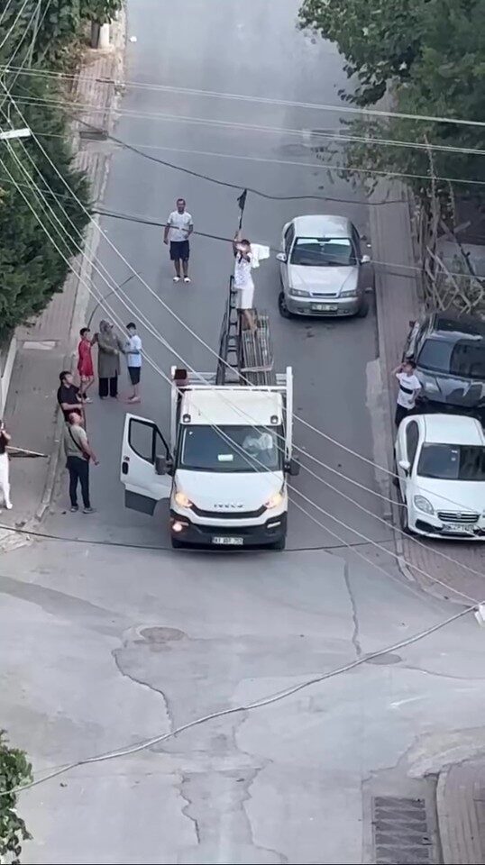 Kocaeli’nin Çayırova ilçesinde ayağı teldeki beze takılarak çırpınan güvercin, kamyonetin