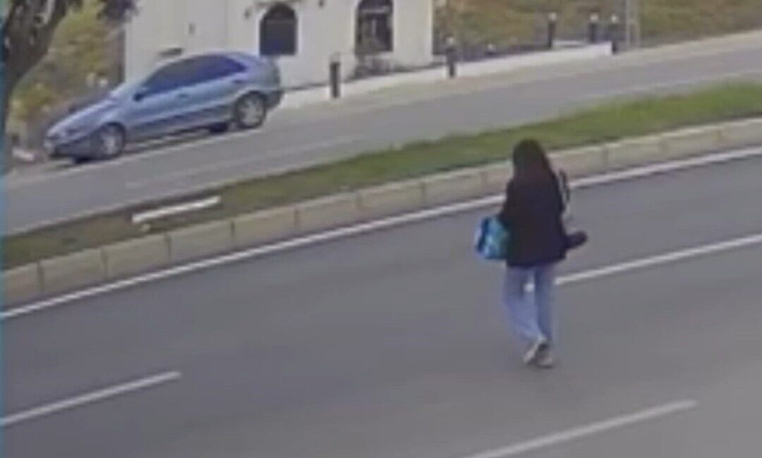 Adana’da telefona bakarak yolun karşısına geçerken otomobilin çarpması sonucu ağır