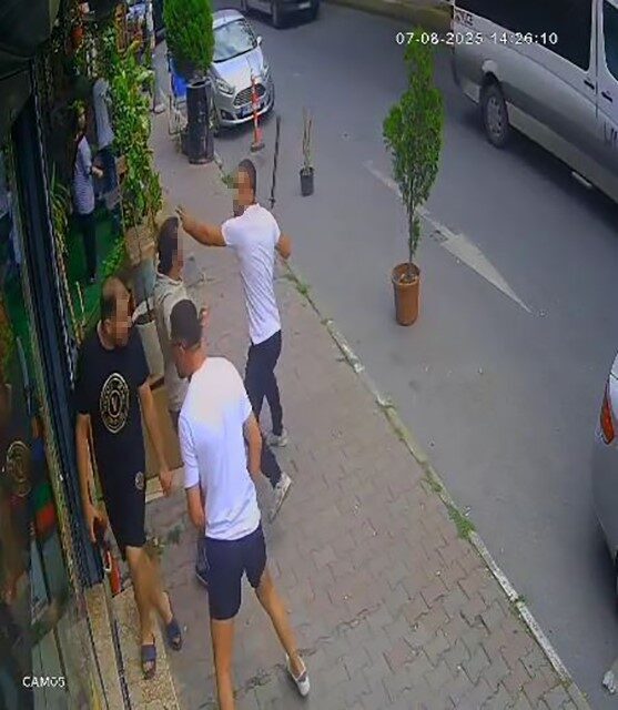 İstanbul’un Esenyurt ilçesinde bir adam, kız arkadaşının bozulan telefonunu telefoncuya