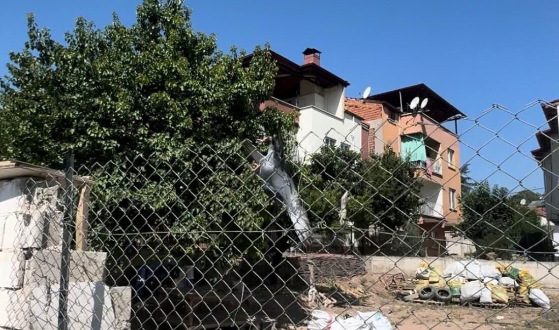 Denizli’nin Pamukkale ilçesi Kayıhan Mahalle Muhtarı Sadık Ötkün, oğlunu okula