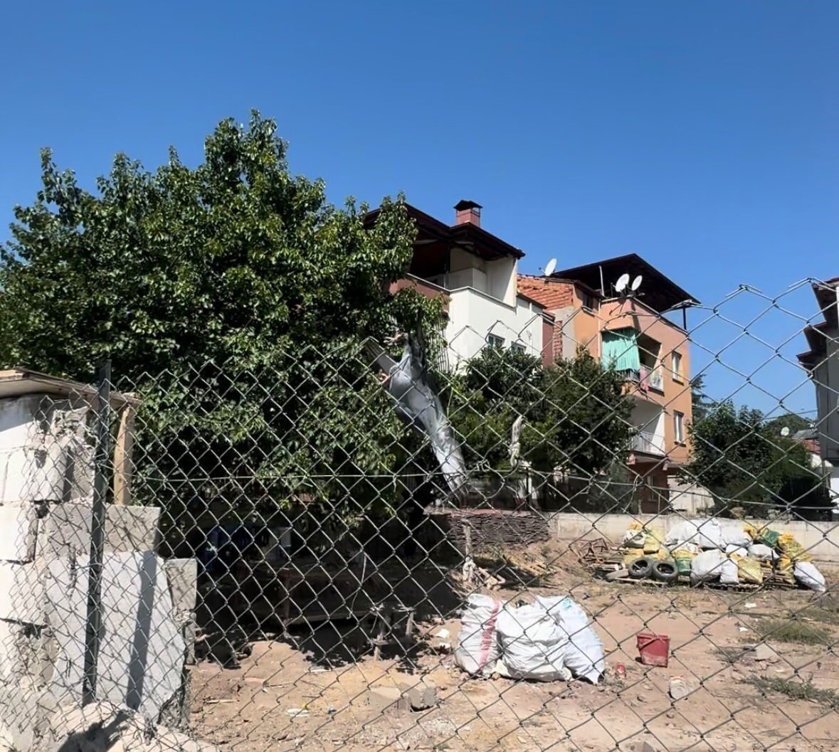 Denizli’nin Pamukkale ilçesi Kayıhan Mahalle Muhtarı Sadık Ötkün, oğlunu okula