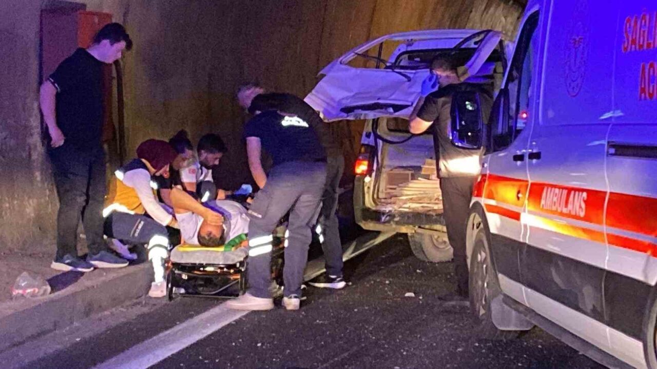 TEM Otoyolu Kocaeli geçişinde 7 aracın karıştığı kazada 5 kişi