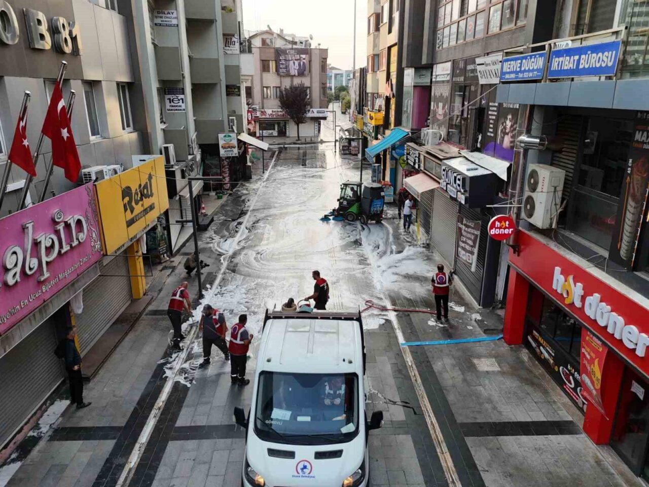 Düzce Belediyesi tarafından başlatılan temizlik seferberliği mahallelerde devam ederken şehir