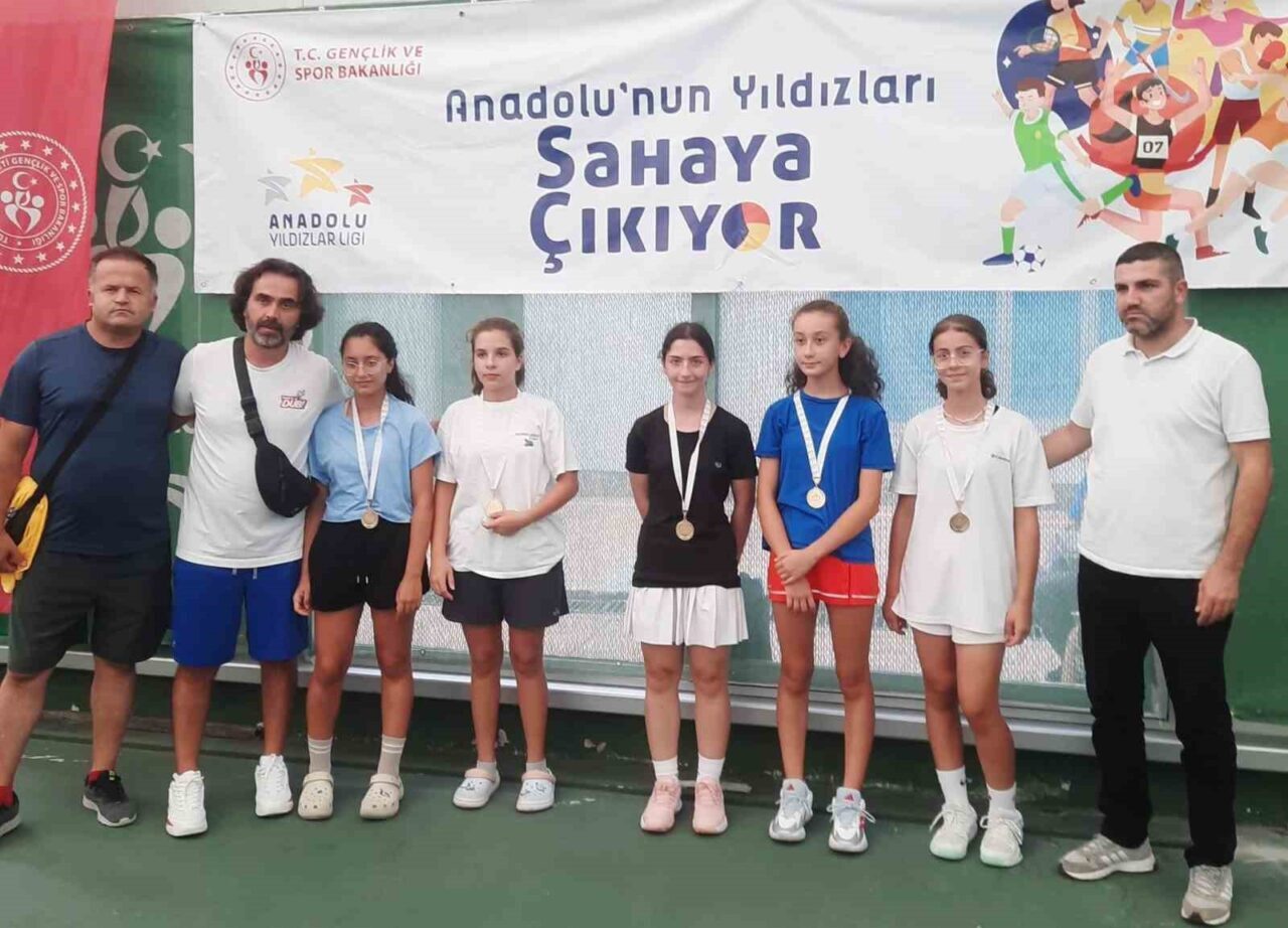 Analig tenis kız ve erkek grup müsabakalarında Düzceli sporcular 10