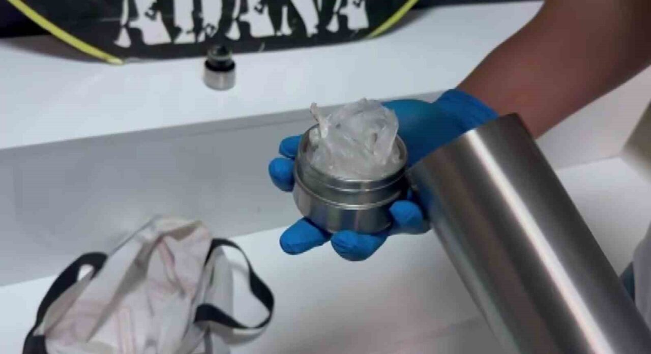 Adana’da termosuna yaptığı zulada uyuşturucu madde yakalatan şahıs ’içiciyim’ dedi.
