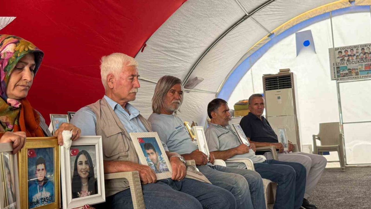 Diyarbakır’da evlat nöbetinde olan anne ve babalar, “Terörsüz Türkiye” sürecinde