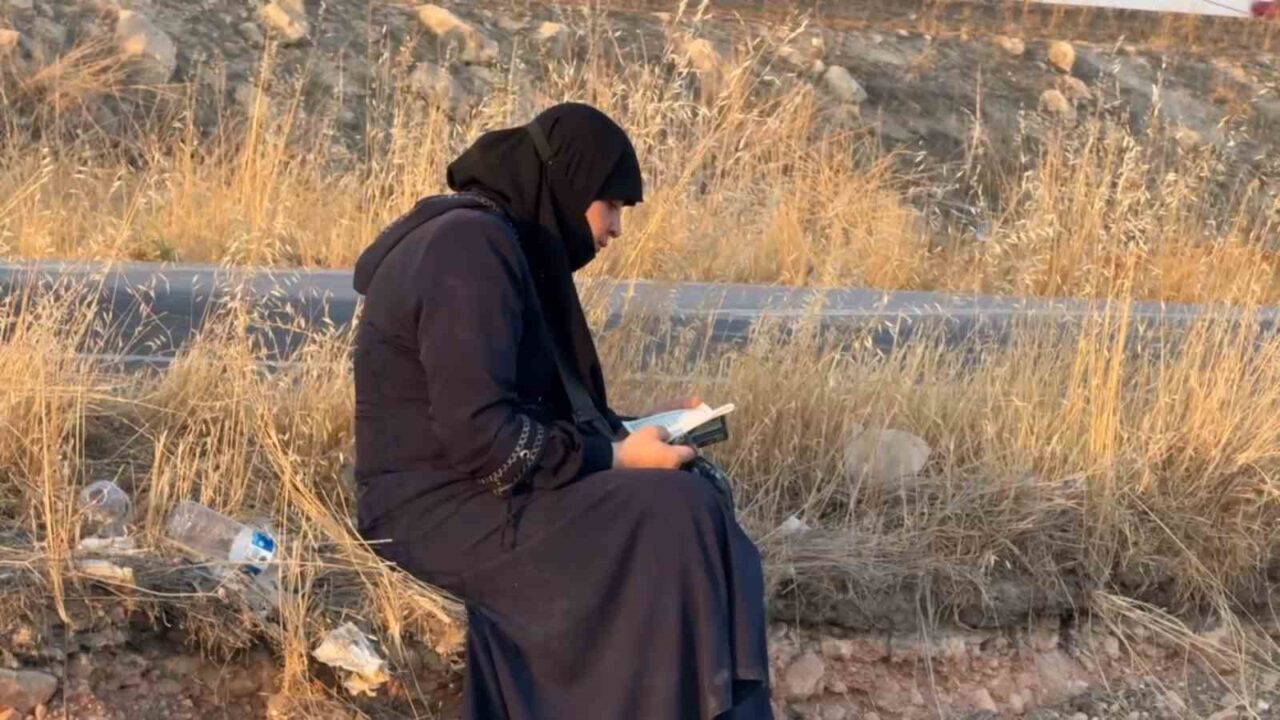 Şanlıurfa’da takla atarak ters dönen otomobilden yara almadan kurtulan kazazede