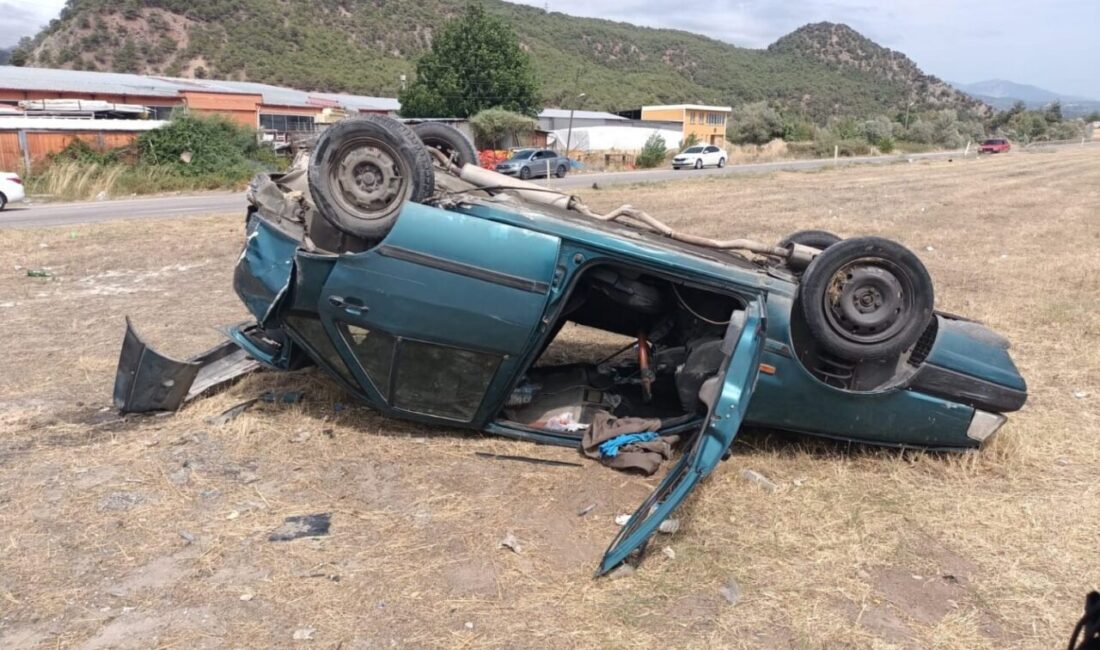 Tokat’ın Reşadiye ilçesi D-100 Karayolu’nda otomobil ile çarpışan aracın ters