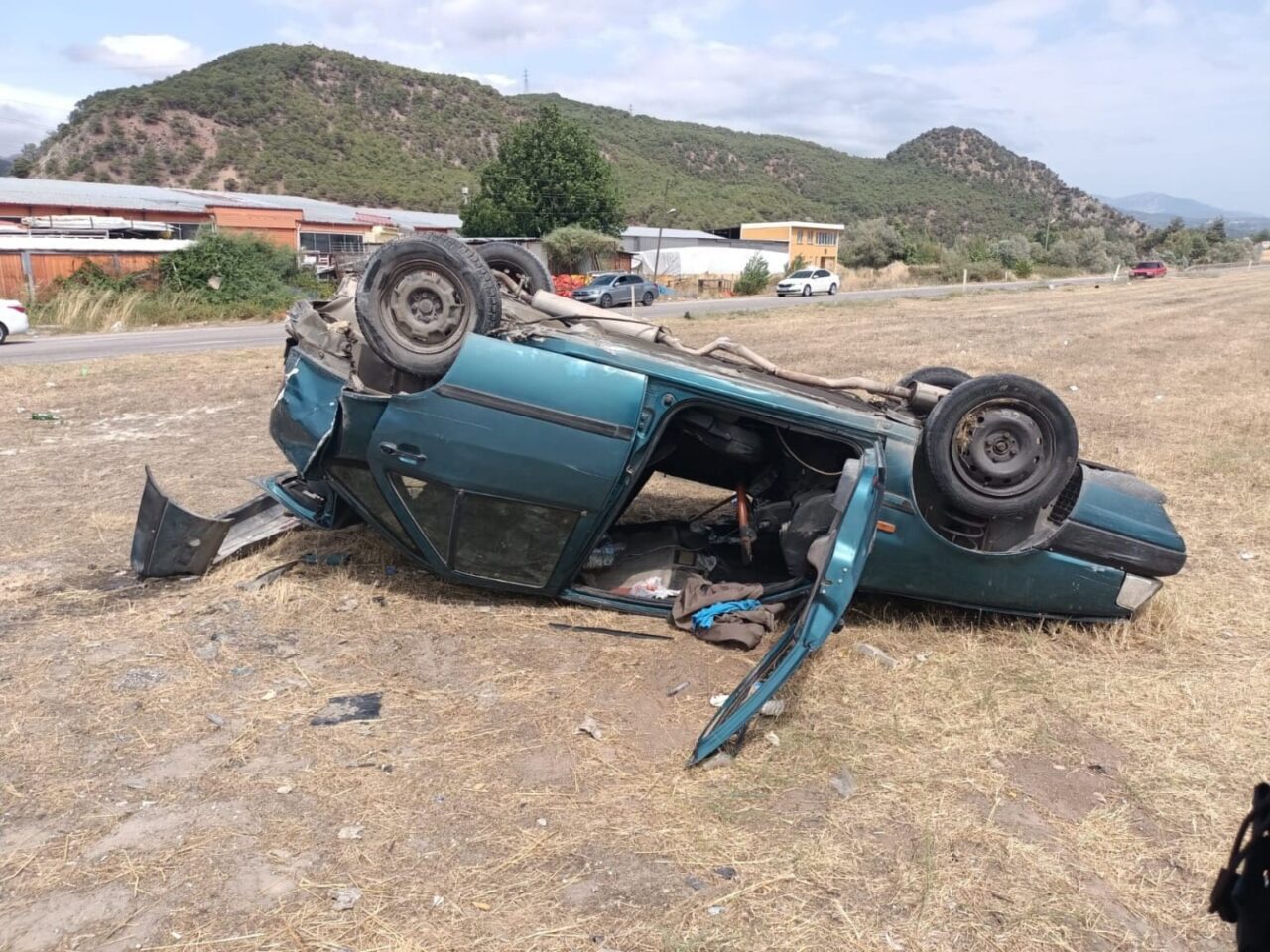 Tokat’ın Reşadiye ilçesi D-100 Karayolu’nda otomobil ile çarpışan aracın ters
