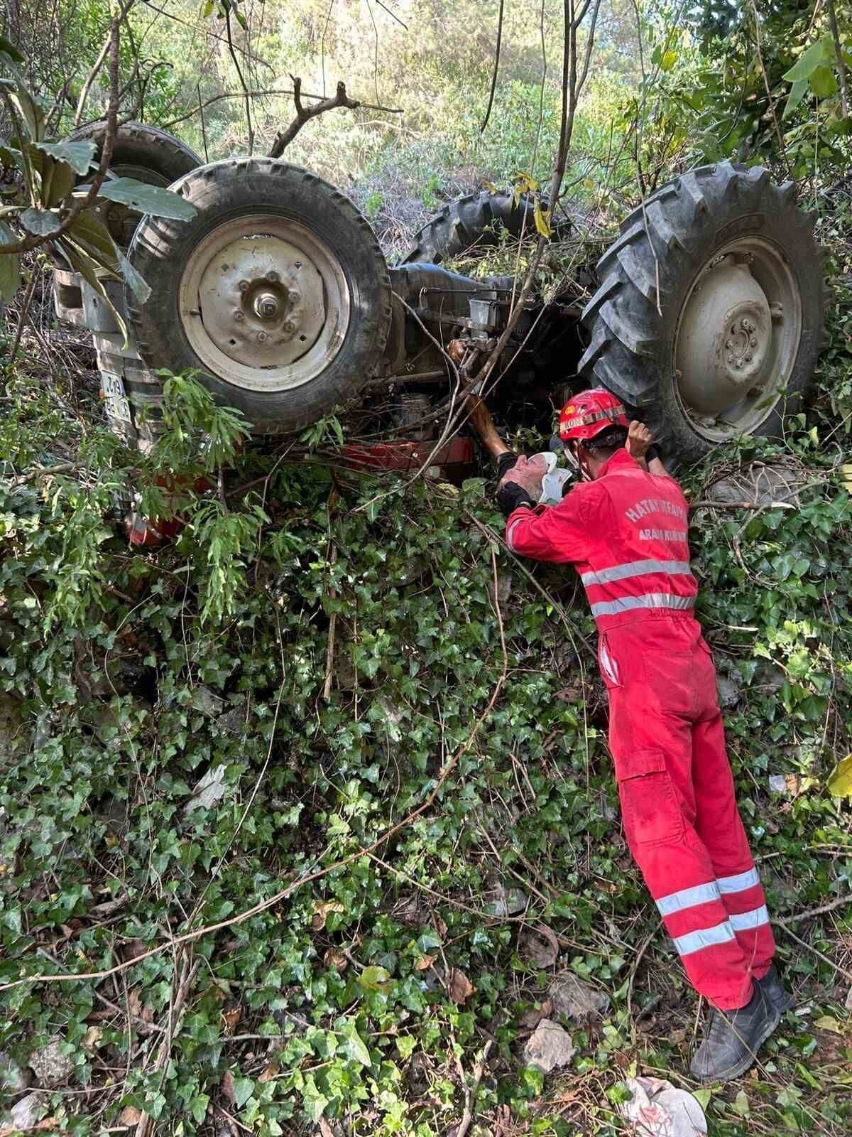 Hatay’da devrilerek ters dönen traktörün sürücüsü yaralandı. Yaralı sürücüyü traktörün