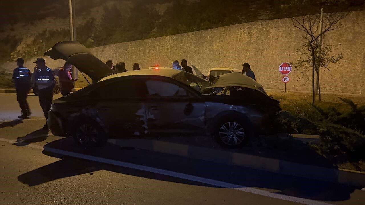 Zonguldak’ın Alaplı ilçesinde seyir halindeki otomobil ters yöne girerek, karşı