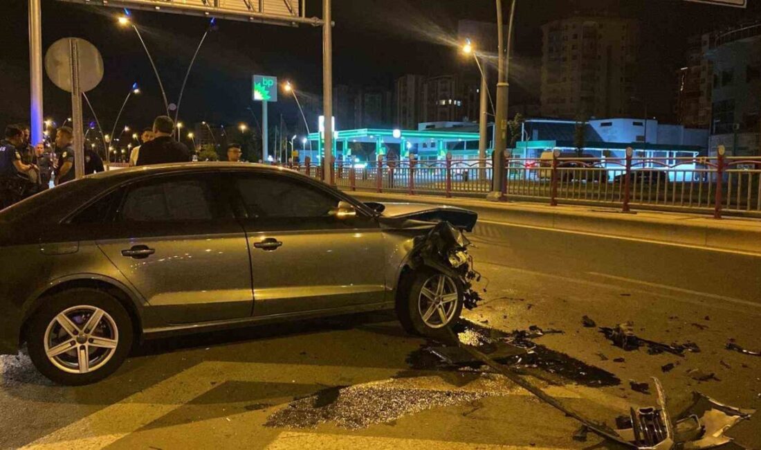 Kayseri’nin Kocasinan ilçesinde ters yöne dönmeye çalışan otomobile başka bir